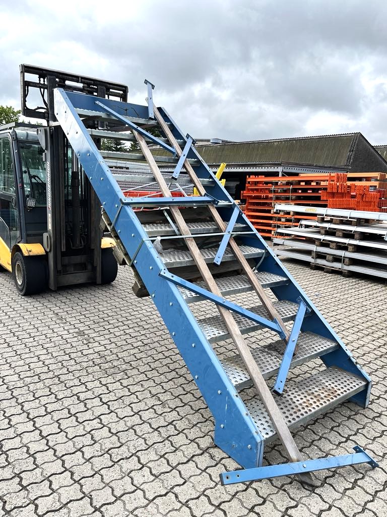 Ståltrappe blå BRUGT